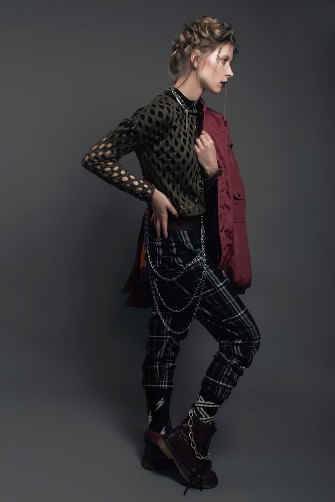 NEVERMIND | Stylist: Rafaela Mateus Modelo: Lena Yankovska (Karacter) | Casaco da produção; t-Shirt, top e colar, tudo H&M; calças, Mango; collants, correntes, colar aplicado na bota e botas, tudo da produção; meias, Happy Socks.