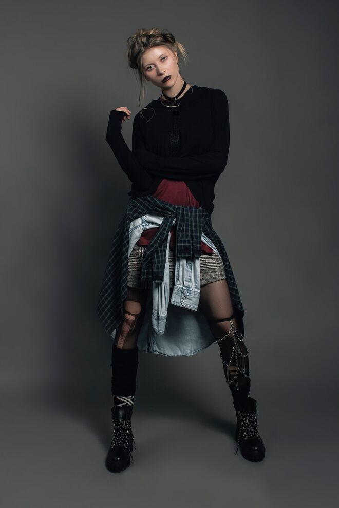 NEVERMIND | Stylist: Rafaela Mateus Modelo: Lena Yankovska (Karacter) | Camisola, H&M; t-shirt e vestido, Mango; camisas da produção; gargantilha e colar, H&M; collants, correntes e perneira, tudo da produção; meias, Happy Socks; botas, ZARA.