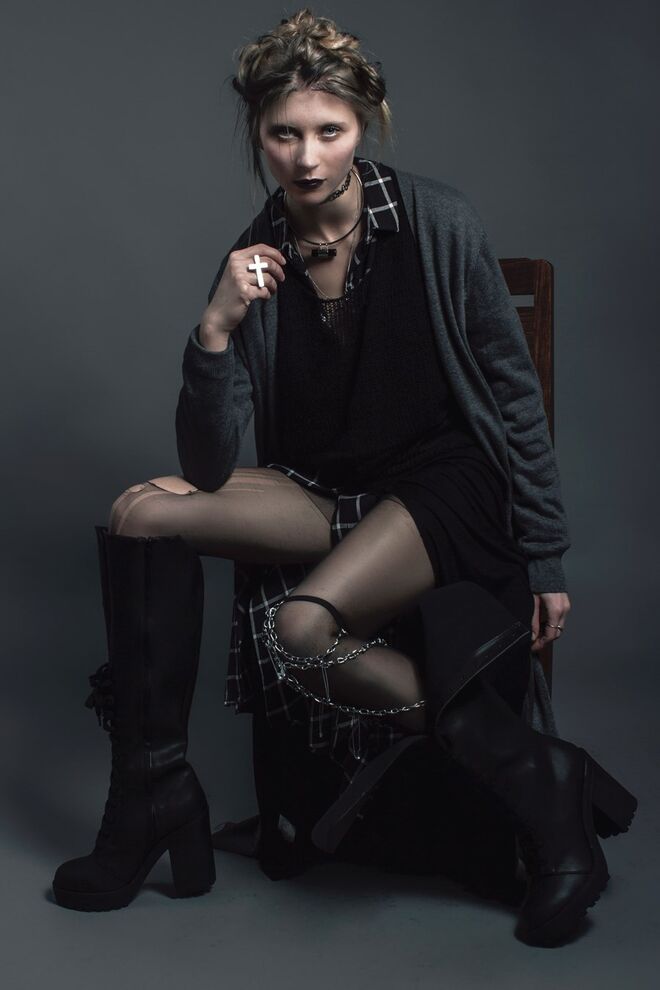 NEVERMIND | Stylist: Rafaela Mateus Modelo: Lena Yankovska (Karacter) | Cardigan, camisola e vestido camiseiro, tudo Mango; camisola, gargantilha, colares e botas, tudo H&M; anéis e correntes da produção.