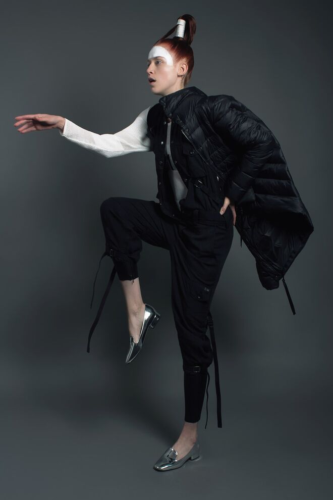 WELCOME TO THE FUTURE | Stylist: Raquel Rodrigues Modelo: Valeria Stukalina, L’agence  | Casaco, leggings e sapatos, Zara; macacão, Diesel; top de biquíni, H&M; camisola, Gant.