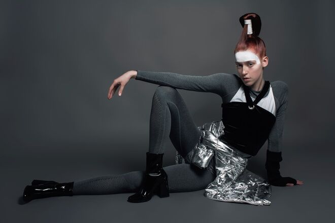 WELCOME TO THE FUTURE | Stylist: Raquel Rodrigues Modelo: Valeria Stukalina, L’agence | Top, Pull & Bear; top branco, Ricardo Preto; camisola e leggings, Oysho; cuecas e casaco, H&M; botas, Zara