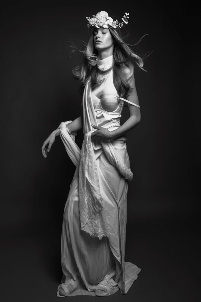 AMONG SCULPTURES | Styling: Sofia Rodrigues Modelo: Sofia Ring (Elite Lisbon)  | Vestido, Miguel Vieira; soutien, H&M; top e lenço, Zara; saia, Mango; coroa de flores, Raquel Rodrigues; sandálias, Melissa