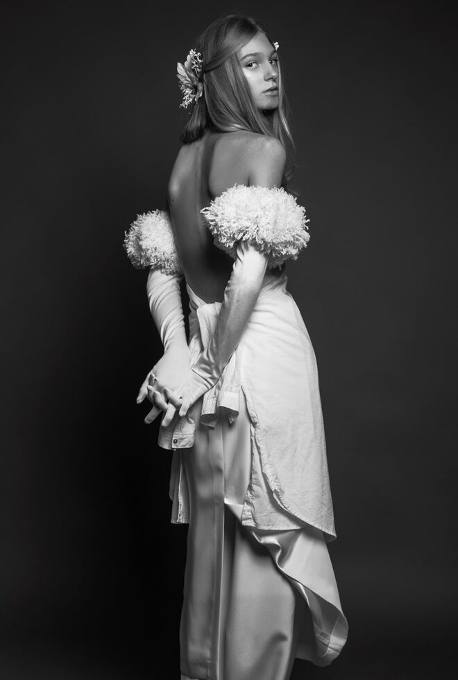 AMONG SCULPTURES | Styling: Sofia Rodrigues Modelo: Sofia Ring (Elite Lisbon)  | Camisa, H&M; saia e calças, Ricardo Preto; luvas, Sofia Rodrigues; coroa de flores, Raquel Rodrigues