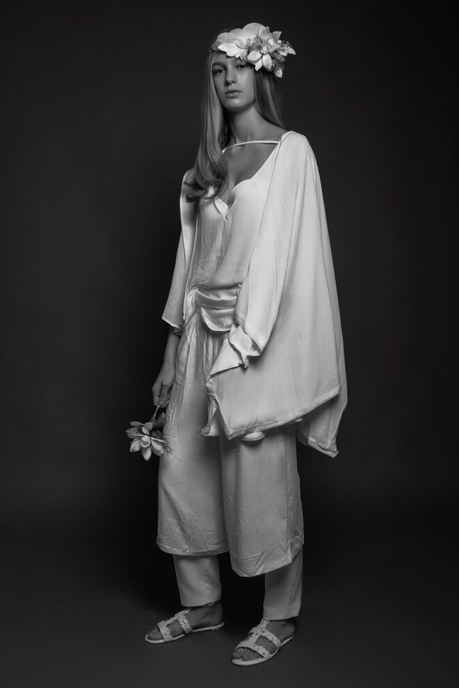 AMONG SCULPTURES | Styling: Sofia Rodrigues Modelo: Sofia Ring (Elite Lisbon)  | Kimono, Mango; blusa, Zara; soutien, Oysho; culottes, Pull&Bear; calças, Sofia Rodrigues; coroa de flores, Raquel Rodrigues; sandálias, Melissa