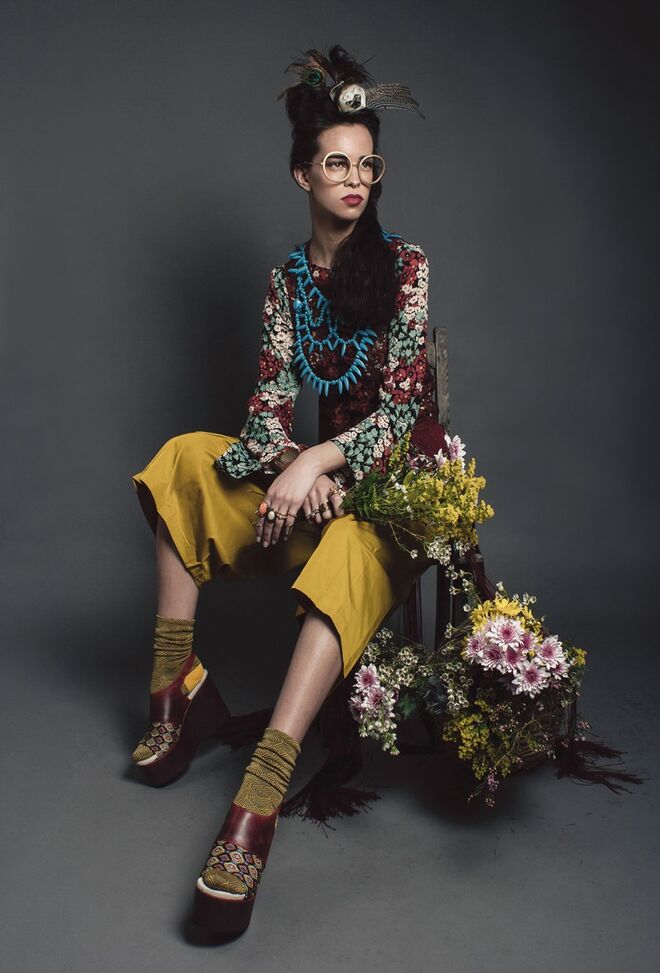 COUNTRYSIDE DREAM | Stylist: Beatriz Pacheco Modelo: Bárbara Marinho (L'agence) | Top em renda e vestido, tudo Zara; saia de franjas, da produção; culottes, Dismantle; acessório de cabeça, óculos, pulseira e anéis, tudo da produção; colar, Valentim Quaresma; meias, Happy Socks; sandálias, Fly London; cadeira, cesto e flores, tudo da produção.