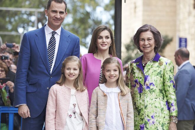 O Rei de Espanha Felipe VI, Letizia, com as filhas, a Princesa Leonor e a Infanta Sofia, ao lado da Rainha emérita Sofia.