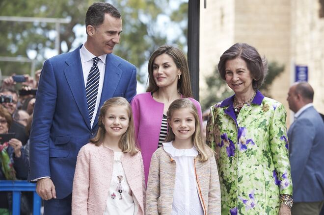 O Rei de Espanha Felipe VI, Letizia, com as filhas, a Princesa Leonor e a Infanta Sofia, ao lado da Rainha emérita Sofia.