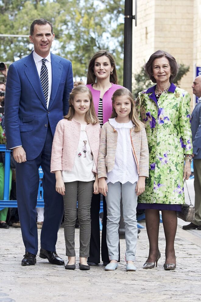 O Rei de Espanha Felipe VI, Letizia, com as filhas, a Princesa Leonor e a Infanta Sofia, ao lado da Rainha emérita Sofia.
