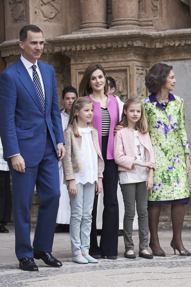 O Rei de Espanha Felipe VI, Letizia, com as filhas, a Princesa Leonor e a Infanta Sofia, ao lado da Rainha emérita Sofia.