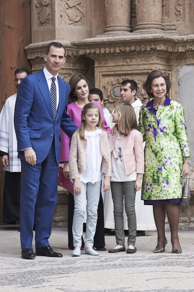 O Rei de Espanha Felipe VI, Letizia, com as filhas, a Princesa Leonor e a Infanta Sofia, ao lado da Rainha emérita Sofia.