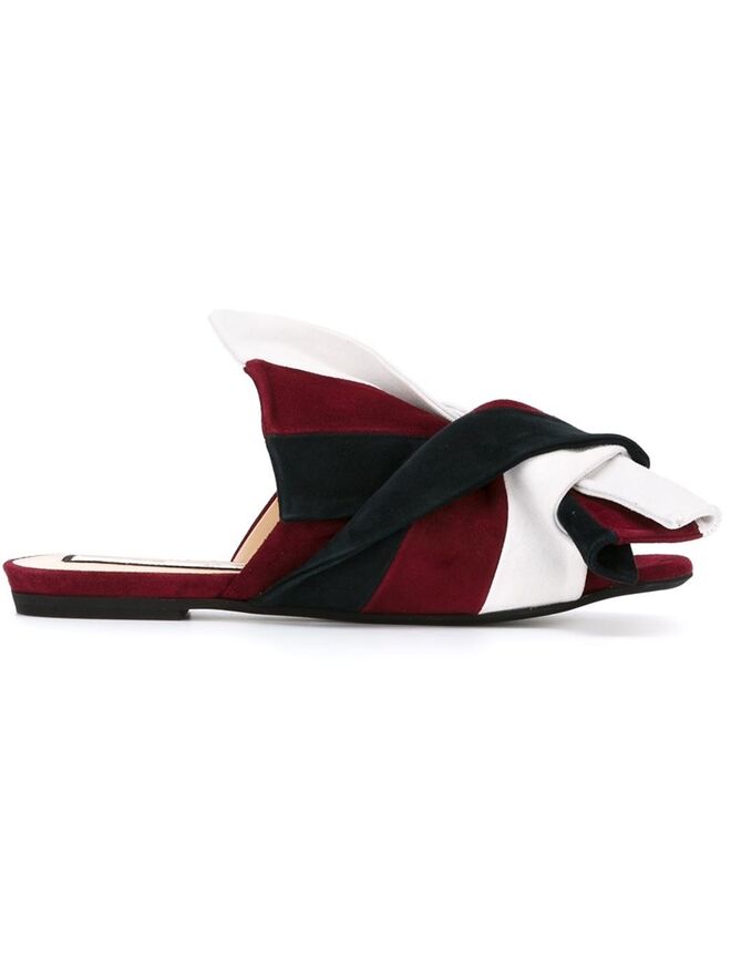 Slippers em camurça, €484,12, Nº 21