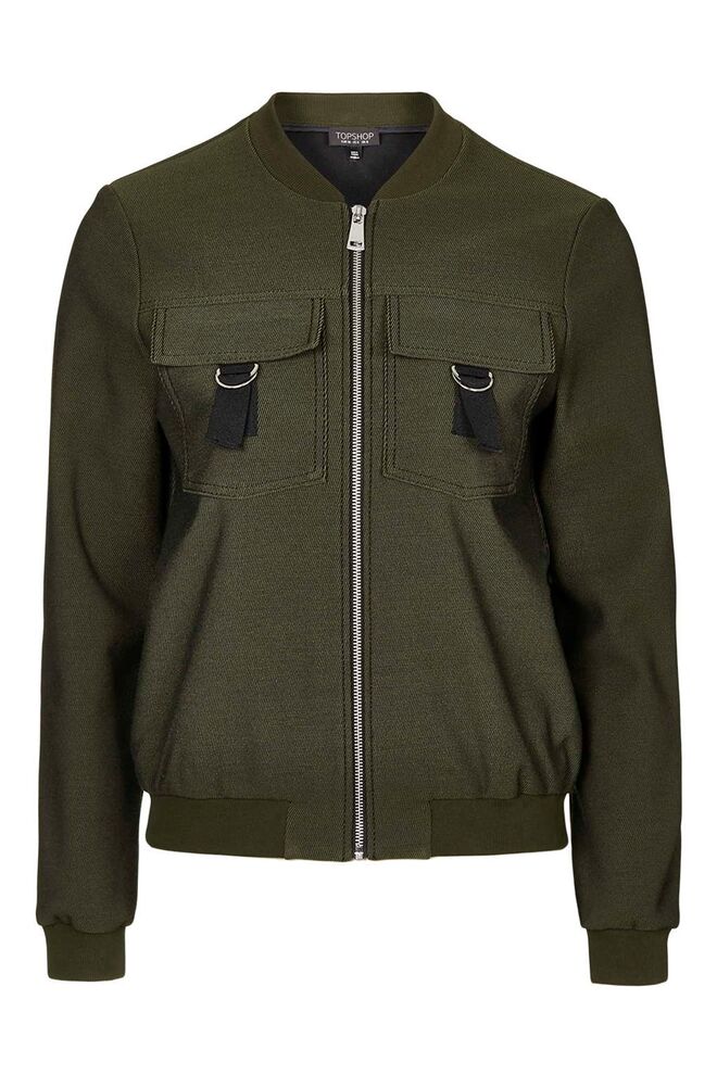 TRINTAS | Bomber em poliéster e viscose, €79, Topshop | A fórmula de sucesso é simples: branco em look total, brilho nos detalhes e uma peça icónica em estado puro combinam atualidade e elegância na perfeição. 