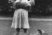 Isabel II com os seus dois cães Corgi na casa de Piccadilly, Londres, Julho 1936