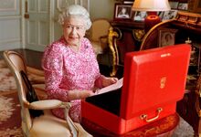 Isabel II sentada á sua secretária no Buckingham Palace em Julho de 2015 