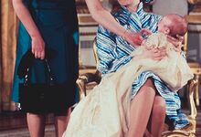 Isabel II com a filha, a Princesa Ana no batizado do neto Peter Phillips a 12 de dezembro de 1977