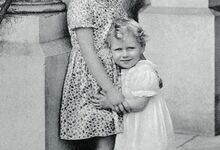 Isabel II com 6 anos ao lado da irmã a Princesa Margarida
