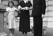 George e Elizabeth com a princesa Elizabeth no terraço da casa em 145 Piccadilly, Londres, a casa onde viviam antes de George se tornar rei.