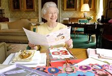 No Regency Room do Buckingham Palace em abril de 2006 a ler cartas do seu 80º aniversário