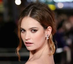 LILY JAMES A NOVA IMAGEM DAS FRAGRÂNCIAS BURBERRY