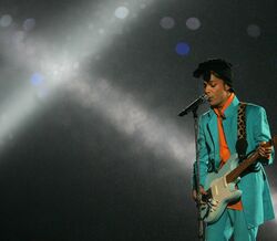 20 imagens que marcaram os concertos de Prince