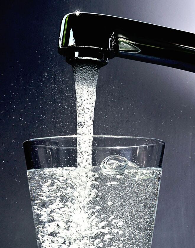 Beber água em jejum pela manhã, todos os dias, é um hábito muito saudável. Limpar toxinas do organismo, melhorar a hidratação do ouvido, nariz e garganta, melhorar o transporte de nutrientes nas células, ajuda a prevenir doenças e ativa o metabolismo para que comece a funcionar para o resto do dia.