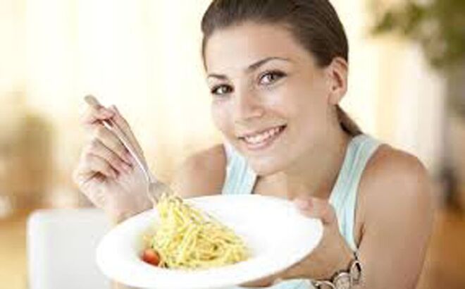 Evite os carboidratos depois das 18h: jantares pesados, pasta, pão arroz, batatas… devem ser evitados.