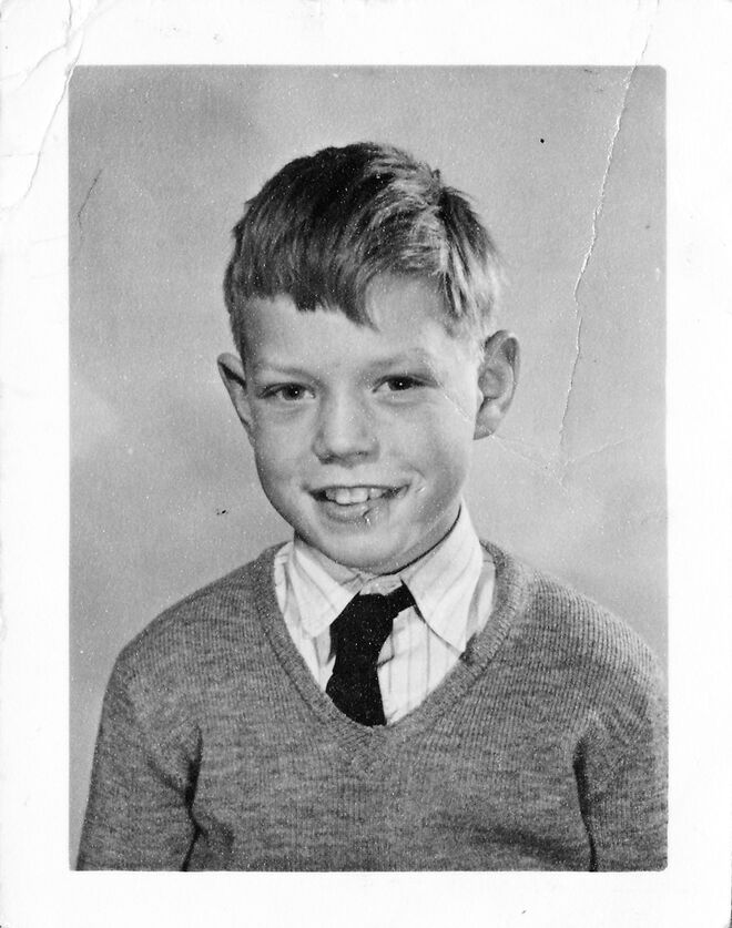  Mick Jagger aos 9 anos numa fotografia tirada na escola (1951), Wentworth Junior County Primary School, em Dartford