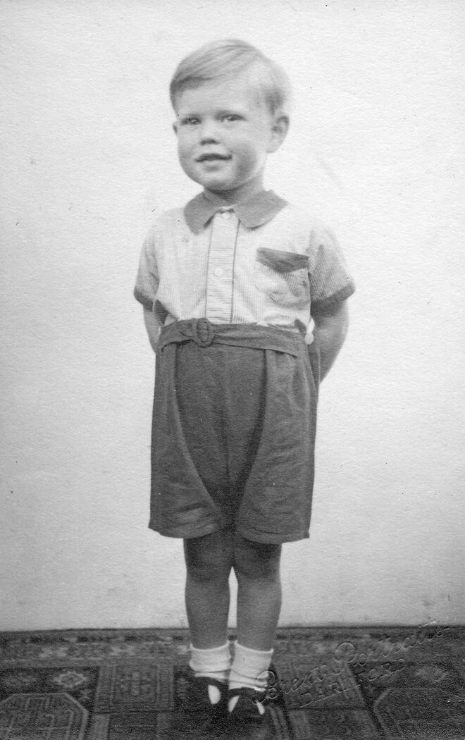 Mick Jagger (com 3 anos) na sua casa em Brent Lane, Dartford (1946)