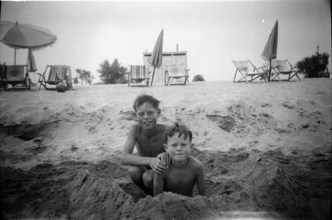 Mick Jagger (esq.) aos 8 anos, ao lado do irmão Chris, durante umas férias em família, 1951