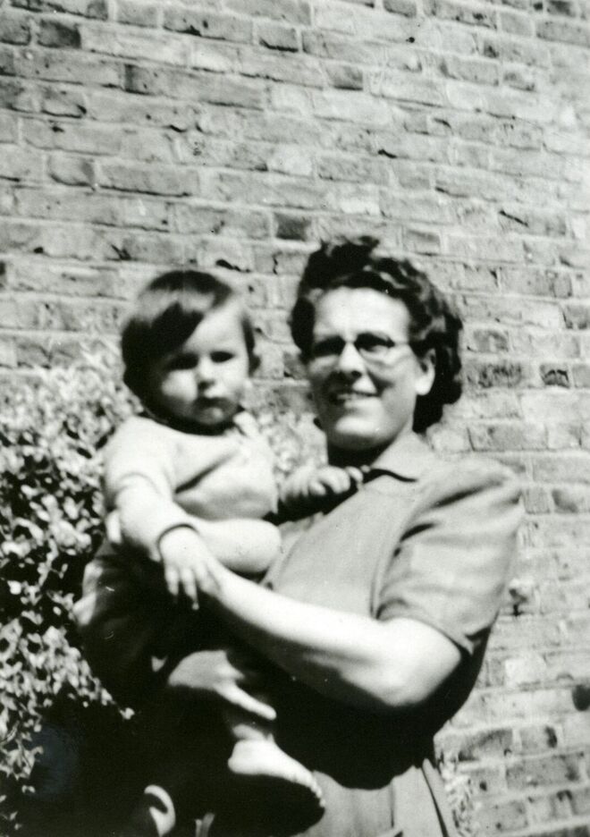 Ronnie Wood com 9 meses (1947) ao colo da mãe Elizabeth em Hillingdon, Londres