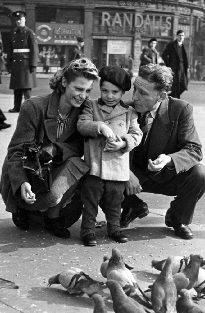 Charles Robert Watts aos 2 anos de idade com a mãe Lillian e o pai Charles em Piccadilly Circus, 1943
