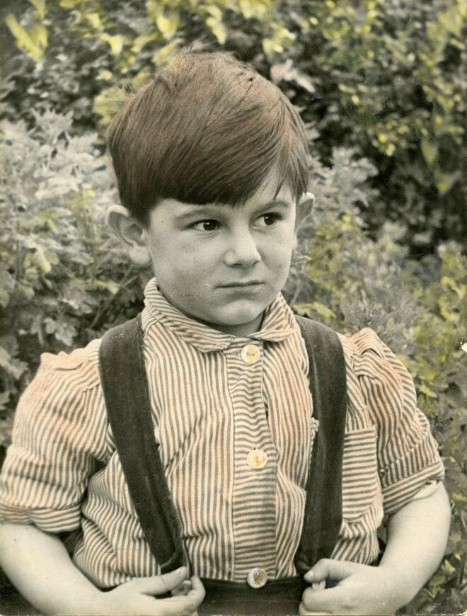 Ronald David Wood (Ronnie Wood) com 4 anos, em 1951, na sua casa em Whitehorn Avenue, Yiewsley, Londres