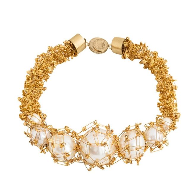 Colar em metal com pérolas sintéticas, €170, Valentim Quaresma