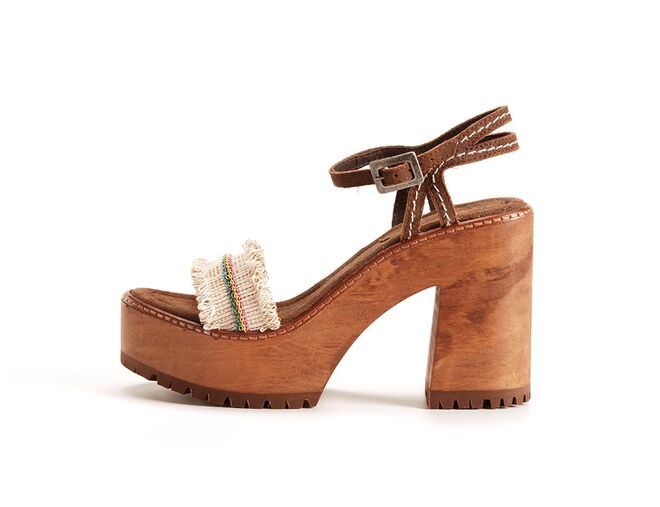 Sandálias em camurça e algodão, €104, Xuz