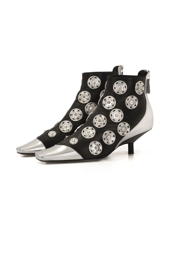 HIGH | Botins em pele e metal, €1200, Loewe