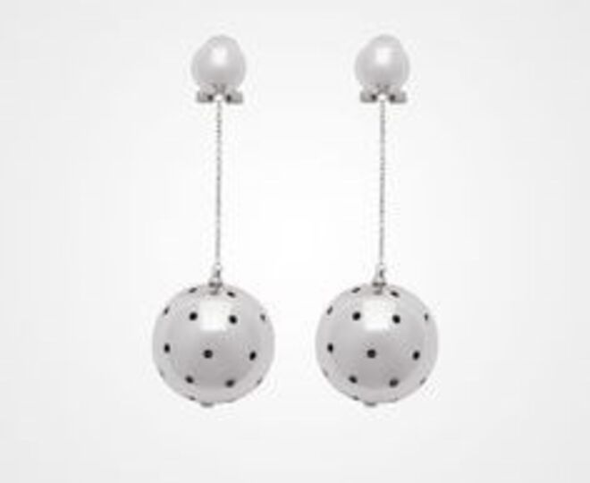 MEDIUM | Brincos em metal, €250, Prada