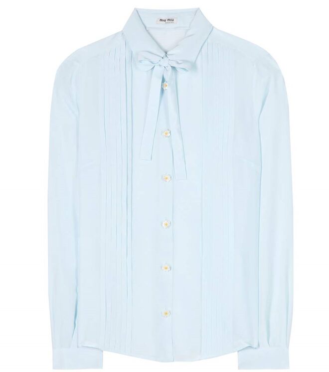 LAÇADA | Camisa em seda, €550, Miu Miu