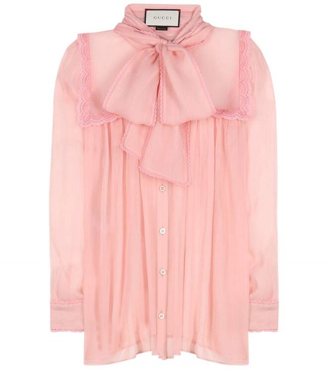 LAÇADA | Camisa em seda, €980, Gucci