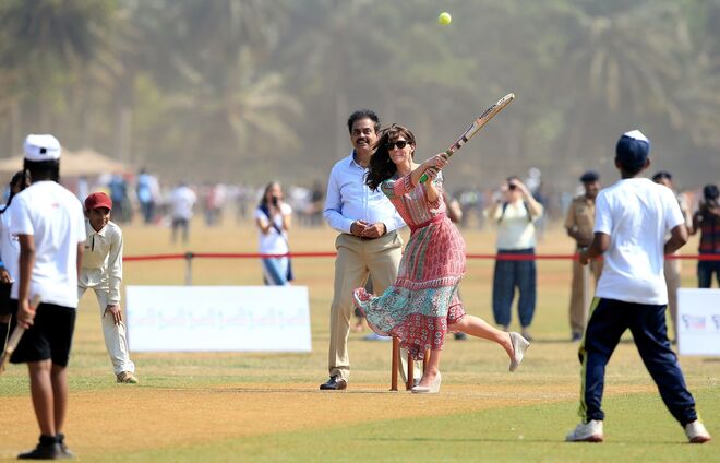 DIA 1 - Oval Maidan, campo recreativo de Mumbai. Kate veste Anita Dongre