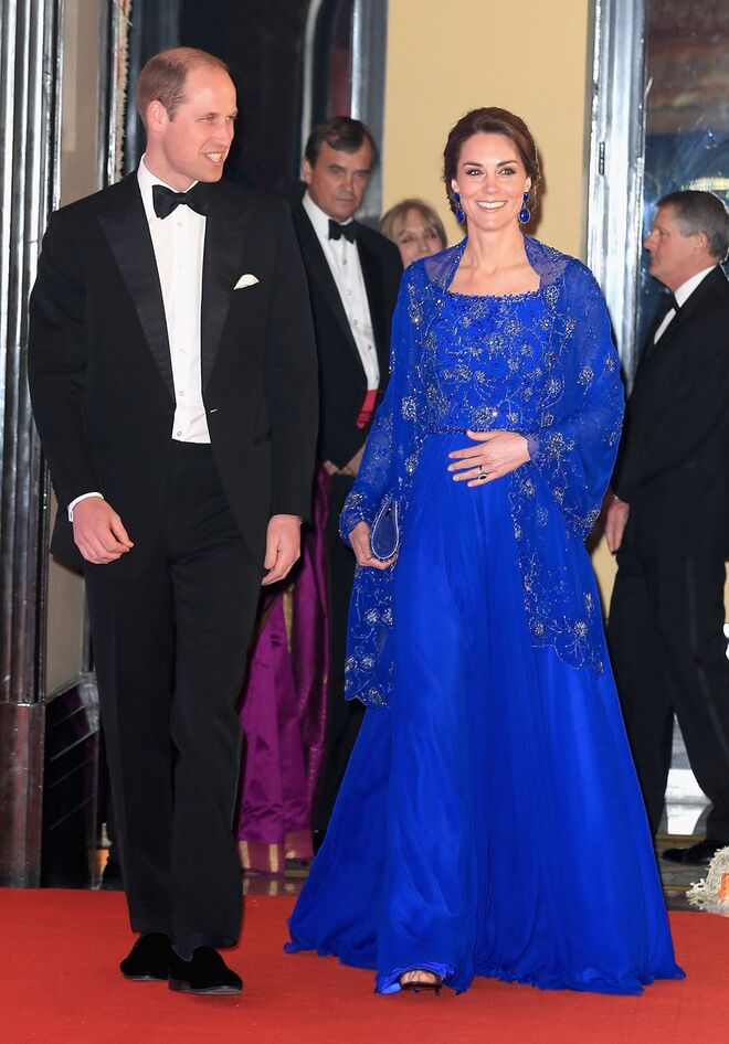 DIA 1 - Jantar de gala com estrelas de Bollywood. Kate com vestido de Jenny Packham