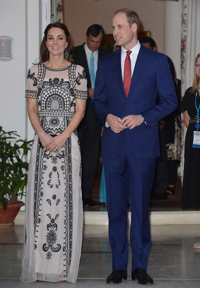 DIA 2 - Festa em celebração do 90º aniversário da Rainha Isabel II, em Nova Delí. Kate veste Alice Temperley. Sandalias de Gianvito Rossi e clutch Prada. 