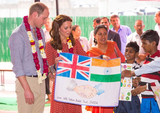  DIA 3 - Encontro com crianças da rua na instituição de caridade Salaam Baalak, em Nova Delí. Kate com vestido da marca Glamorous e sapatos Russell & Bromley.