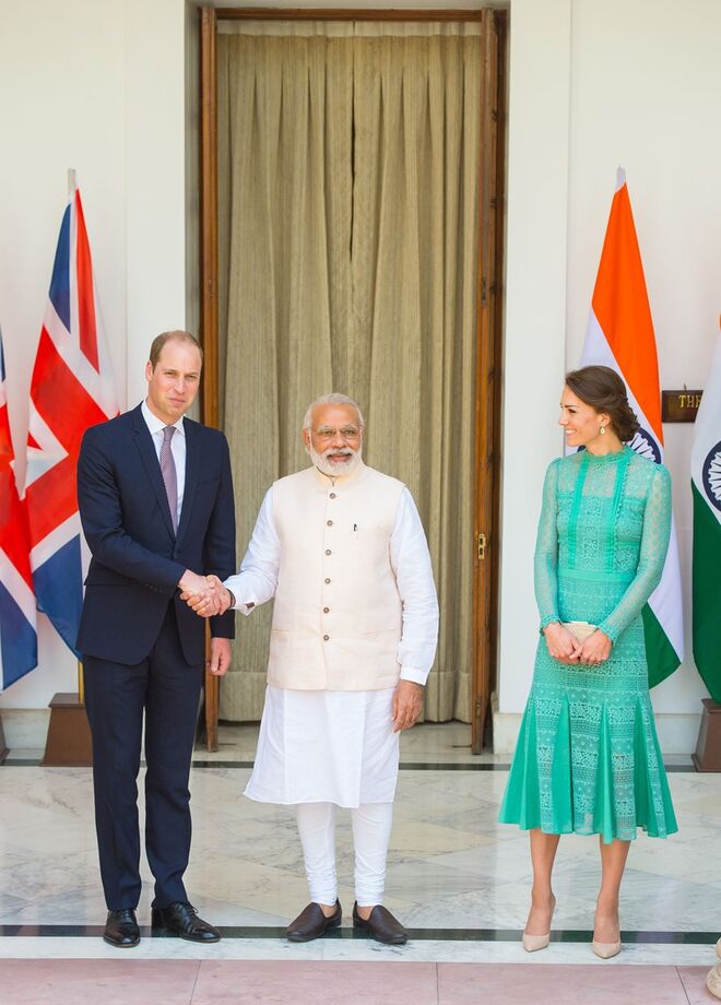 DIA 3 - Com o Primeiro Ministro da Índia Narenda Modi, na Hyderabad House em Nova Delí. Kate veste Alice Temperley, com sapatos e clutch LK Bennett.