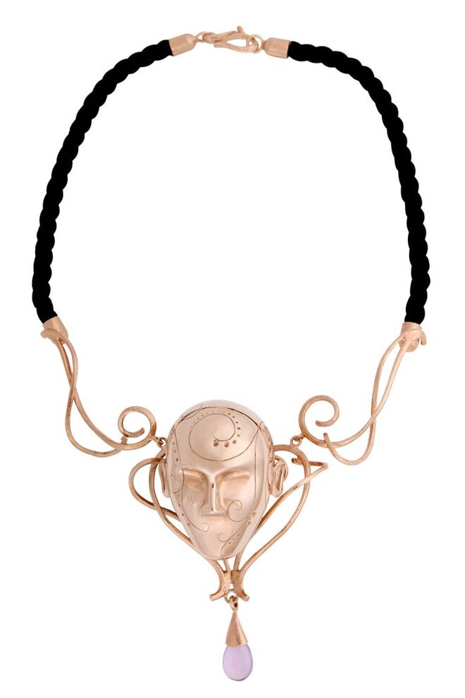 Bruno da Rocha, Gargantilha em prata, plaqueada a cobre com fio seda preto, €800