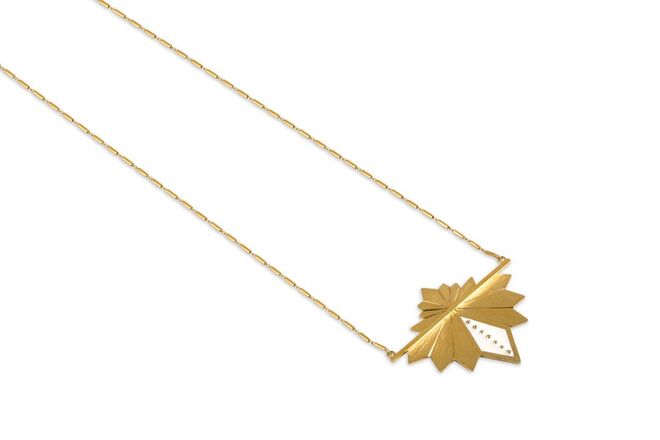 Iglezia, Lotus A Flor Sagrada, Colar em prata com  banho em ouro e esmalte branco, €185