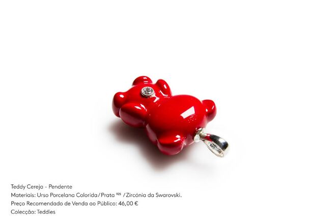 Ana Joao, coleçãoTeddies, Pendente Teddy Cereja em porcelana colorida, prata e zirconia, €46