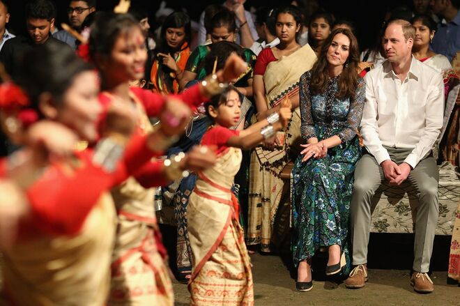 DIA 3 - Numa cerimónia tradicional no Kaziranga National Park. Kate veste Anna Sui.