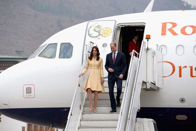 DIA 5 - Paro International Airport, Butão. Kate veste Emilia Wickstead.