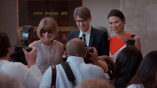 Anna Wintour, Andrew Bolton e Wendi Murdoch (Magnolia Pictures)