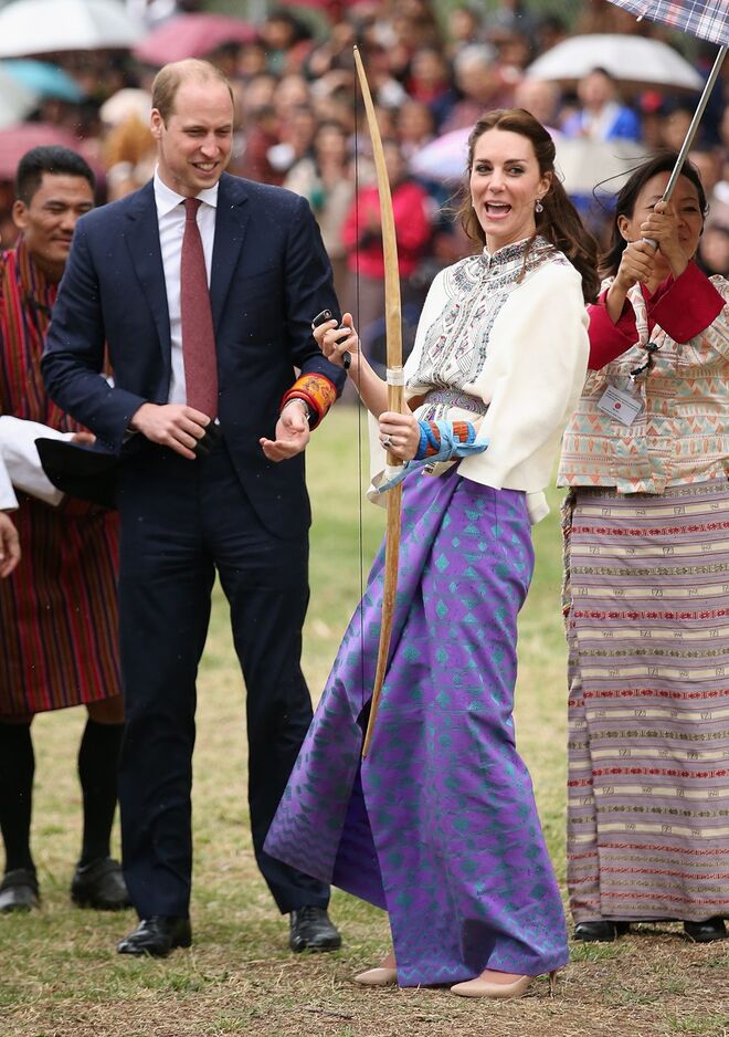 DIA 5 - No National Stadium, Butão. Kate veste uma camisa Paul&Joe conjugada com uma saia típica do Butão. Os brincos são Kiki McDonough.